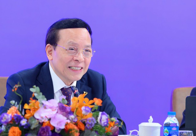 Việt Nam có gia tộc giàu có với 11 anh chị em, người cha làm nghề thủ công nuôi các con: Cháu gái SN 1980 nay làm Tổng giám đốc, cháu trai lái xe máy đi làm dù nhà đứng sau tập đoàn nổi tiếng ảnh 3