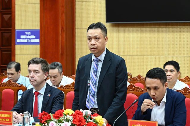Những cây cột điện giữa xóm Bồng Lai và cảm xúc đặc biệt của Trưởng phái đoàn ngoại giao EU - Ảnh 4.