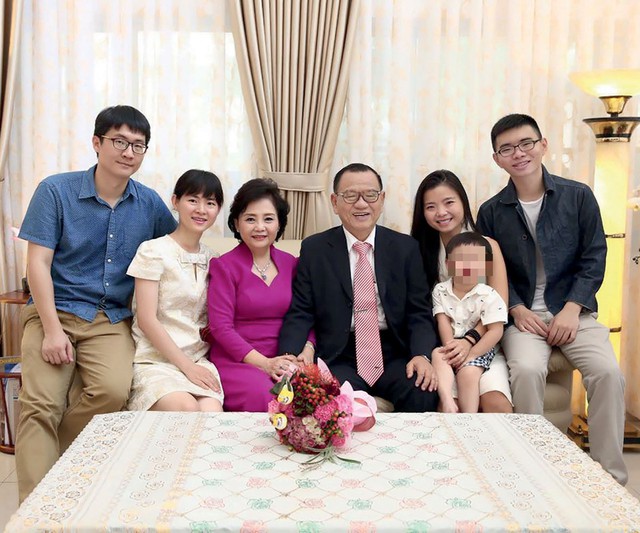 Việt Nam c&oacute; gia đ&igrave;nh gi&agrave;u c&oacute; với 3 người con th&agrave;nh đạt, con g&aacute;i cả SN 1980 nay l&agrave;m Tổng gi&aacute;m đốc, con trai &uacute;t vừa kinh doanh vừa đi h&aacute;t: Khởi nghiệp từ xưởng d&eacute;p 20 c&ocirc;ng nh&acirc;n, đứng sau thương hiệu nổi tiếng khắp cả nước - Ảnh 2.
