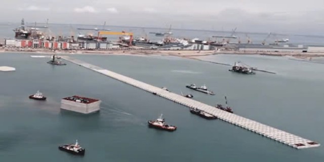 Ph&aacute;t hiện h&agrave;ng r&agrave;o b&ecirc; t&ocirc;ng d&agrave;i 8,6km nổi sừng sững tr&ecirc;n biển, sở hữu nhiều c&ocirc;ng nghệ hiện đại, thực hiện mục ti&ecirc;u lớn - Ảnh 1.