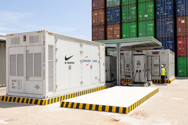 Cận cảnh sà lan điện đầu tiên tại Việt Nam: Dài 80 m, trọng tải 3.500 tấn, chạy 180 km bằng 4 container pin khổng lồ nặng trăm tấn - Ảnh 1.