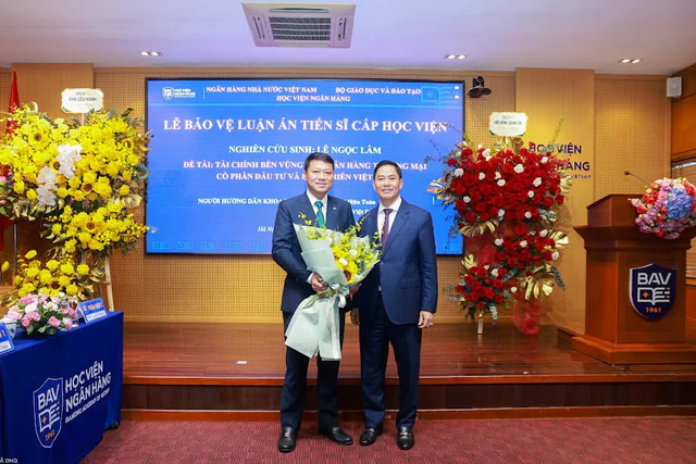 Chủ tịch ngân hàng lớn nhất Việt Nam vừa trở thành tân tiến sĩ - Ảnh 1.