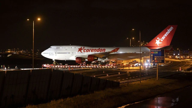 Phát hiện máy bay Boeing 747 nặng 150 tấn được vận chuyển bằng đường bộ: Sử dụng 352 bánh xe, vượt 17 rãnh đào, thực hiện một nhiệm vụ đặc biệt - Ảnh 1.