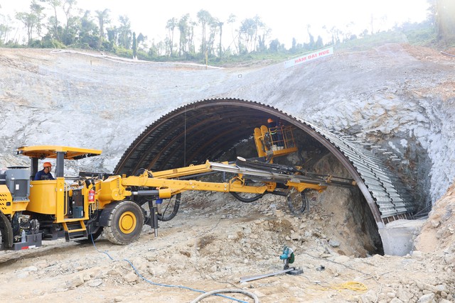 Thông tin mới nhất về tuyến cao tốc gần 24.000 tỷ đồng, dài 60km kết nối Việt Nam với Lào, có sự góp mặt của Tập đoàn Sơn Hải và Đèo Cả- Ảnh 1.