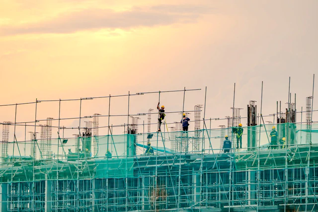 Vingroup của tỷ ph&uacute; Phạm Nhật Vượng đang x&acirc;y hơn 20 đại dự &aacute;n tr&ecirc;n cả nước, một doanh nghiệp trong hệ sinh th&aacute;i cần tuyển 15.000 l&aacute;i xe, l&aacute;i m&aacute;y - Ảnh 1.