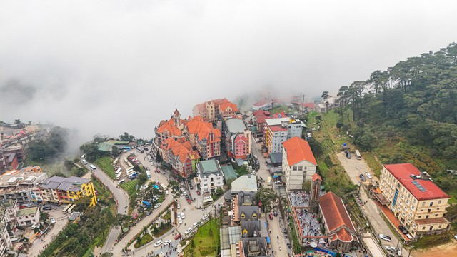 Việt Nam c&oacute; một ngọn n&uacute;i lửa cổ 220 triệu năm tuổi, nay l&agrave; điểm du lịch nổi tiếng thế giới, quanh năm m&aacute;t mẻ chỉ 20 độ, được v&iacute; như "Đ&agrave; Lạt của miền Bắc" - Ảnh 1.
