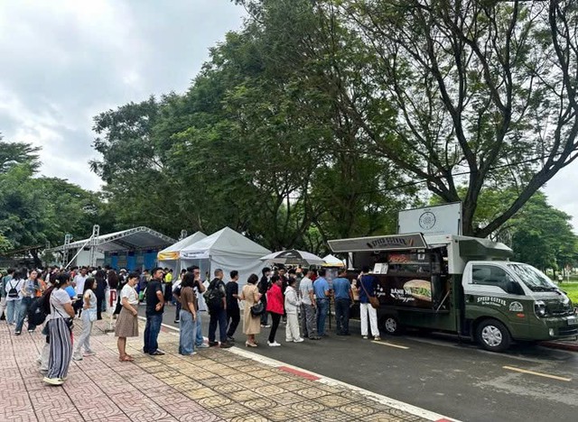 Ông Đặng Lê Nguyên Vũ bán cà phê vỉa hè, bánh mì nóng giòn tại Công viên Lê Văn Tám - Ảnh 2.