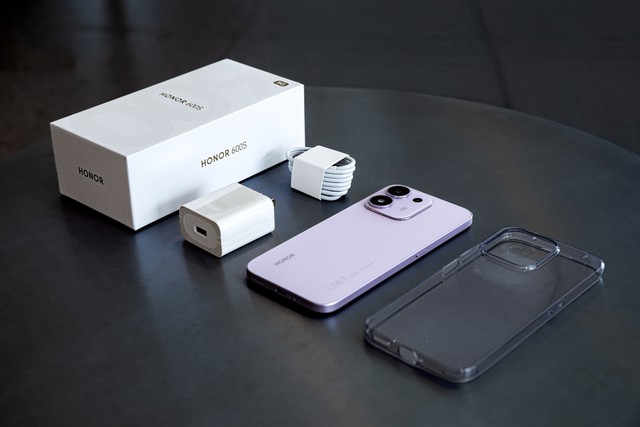 Chiếc smartphone giá 10,5 triệu có pin 8.100 mAh, chống rơi từ độ cao 2,5m - Ảnh 1.