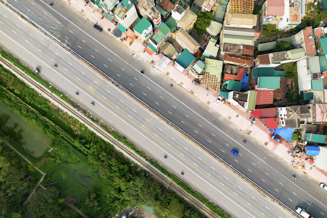 Th&ocirc;ng tin mới nhất về tuyến đường 6 tỷ USD, rộng gấp 2 lần đường băng s&acirc;n bay, đi qua loạt đại đ&ocirc; thị, kết nối trực tiếp tới s&acirc;n vận động lớn nhất thế giới của Vingroup - Ảnh 1.