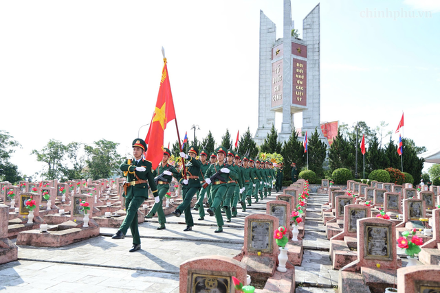 35 xe huyndai county 29 chỗ được thiếu gia, Phó TGĐ sinh năm 1998 bàn giao cho Bộ Quốc phòng, thực hiện nhiệm vụ đặc biệt kéo dài 500 ngày đêm - Ảnh 6.