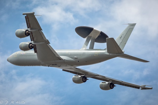 Phát hiện chiếc máy bay Boeing kỳ lạ, cõng trên lưng chiếc đĩa khổng lồ: Giá tới nửa tỷ USD - Ảnh 2.