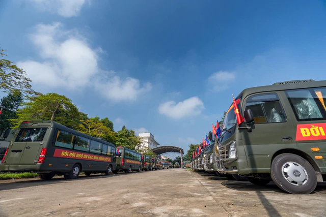 35 xe huyndai county 29 chỗ được thiếu gia, Phó TGĐ sinh năm 1998 bàn giao cho Bộ Quốc phòng, thực hiện nhiệm vụ đặc biệt kéo dài 500 ngày đêm - Ảnh 1.