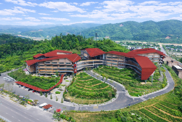 Việt Nam có trường nội trú 700 tỷ đồng chuẩn Anh đầu tiên: Học sinh đi học trên đồi, học phí lên đến 650 triệu đồng/năm - Ảnh 1.