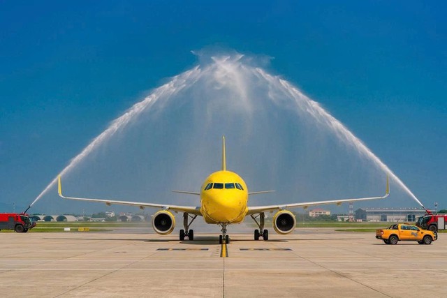 Chỉ trong 2 tháng, 3 sân bay Việt Nam cùng thực hiện nghi thức phun vòi rồng đón loạt máy bay hạ cánh - Ảnh 3.