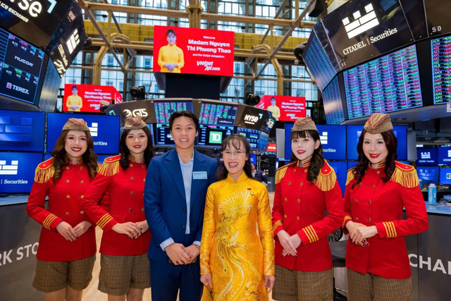 Ch&acirc;n dung thiếu gia sinh năm 2002 c&ugrave;ng tỷ ph&uacute; Nguyễn Thị Phương Thảo tham dự lễ rung chu&ocirc;ng tại Sở Giao dịch Chứng kho&aacute;n lớn nhất thế giới: Khởi nghiệp tuổi 17, sở hữu khối t&agrave;i sản h&agrave;ng trăm tỷ - Ảnh 1.