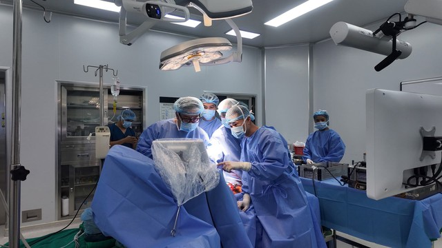 Bay từ Mỹ sang Việt Nam để đến bệnh viện của ông Phạm Nhật Vượng, người đàn ông 70 tuổi đã tìm lại bước chân linh hoạt ảnh 2