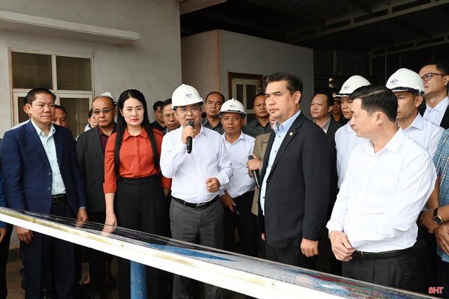 Nhà máy 7.300 tỷ đồng ở quê nhà tỷ phú Phạm Nhật Vượng đón đoàn đại biểu cấp cao nước Lào ảnh 2