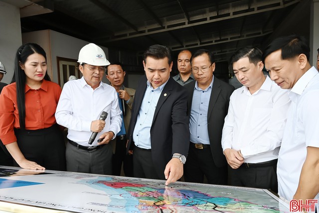 Nhà máy 7.300 tỷ đồng ở quê nhà tỷ phú Phạm Nhật Vượng đón đoàn đại biểu cấp cao nước Lào ảnh 1