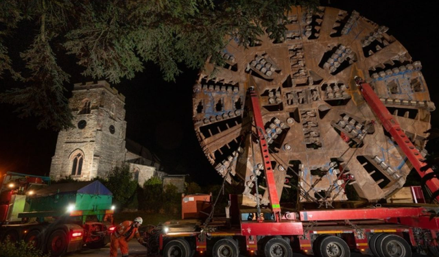 Ph&aacute;t hiện qu&aacute;i vật sắt nặng 160 tấn được vận chuyển bằng đo&agrave;n xe hộ tống, di chuyển tr&ecirc;n 48 b&aacute;nh xe, &acirc;m thầm thực hiện một nhiệm vụ quan trọng l&uacute;c nửa đ&ecirc;m- Ảnh 1.