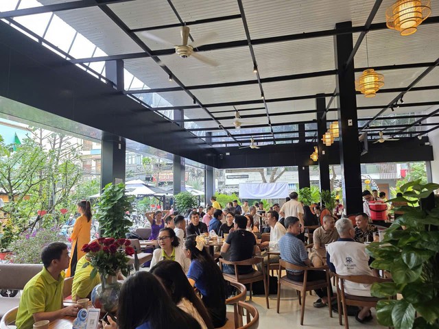 Cảnh tượng tại qu&aacute;n c&agrave; ph&ecirc; của &ocirc;ng Đặng L&ecirc; Nguy&ecirc;n Vũ ở đường T&acirc;n Sơn Nh&igrave;, TPHCM- Ảnh 1.