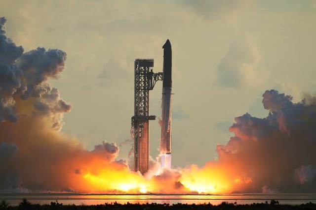 Hàn những vòng tròn thép không gỉ lại với nhau, Elon Musk vừa làm lên lịch sử - Ảnh 1.