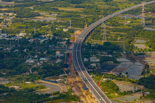 Hôm nay, tuyến cao tốc dài gần 58km chính thức khai thác, nối thành phố giàu nhất Việt Nam với tỉnh có sân bay lớn nhất cả nước- Ảnh 2.