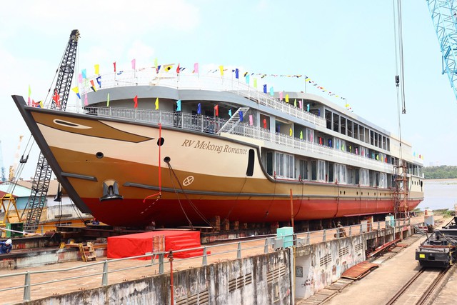 Việt Nam vừa có thêm siêu tàu 100 tỷ đồng được hạ thủy, dài hơn 93m, rộng 14m, cao 3 tầng: Thiết kế như "khách sạn nổi", hành trình dự kiến xuyên sang 1 nước láng giềng ảnh 1