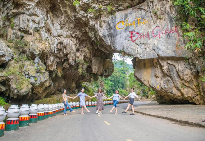 Việt Nam c&oacute; c&ocirc;ng tr&igrave;nh h&igrave;nh rồng d&agrave;i 460 m nối thẳng ra cầu k&iacute;nh, vắt ngang sườn n&uacute;i ở độ cao gần 800 m: Nằm trong dự &aacute;n 2.600 tỷ đồng, vừa x&aacute;c lập kỷ lục Việt Nam v&agrave;o năm ngo&aacute;i - Ảnh 6.