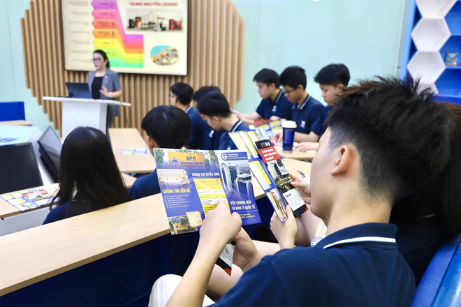 Tỷ ph&uacute; Phạm Nhật Vượng ch&iacute;nh thức bắt tay ng&ocirc;i trường được v&iacute; l&agrave; "Stanford Việt Nam": Gần 50 học sinh tr&uacute;ng tuyển ngay trong năm nay, 4.000 học sinh kh&aacute;c c&oacute; th&ecirc;m loạt cơ hội đặc biệt - Ảnh 7.