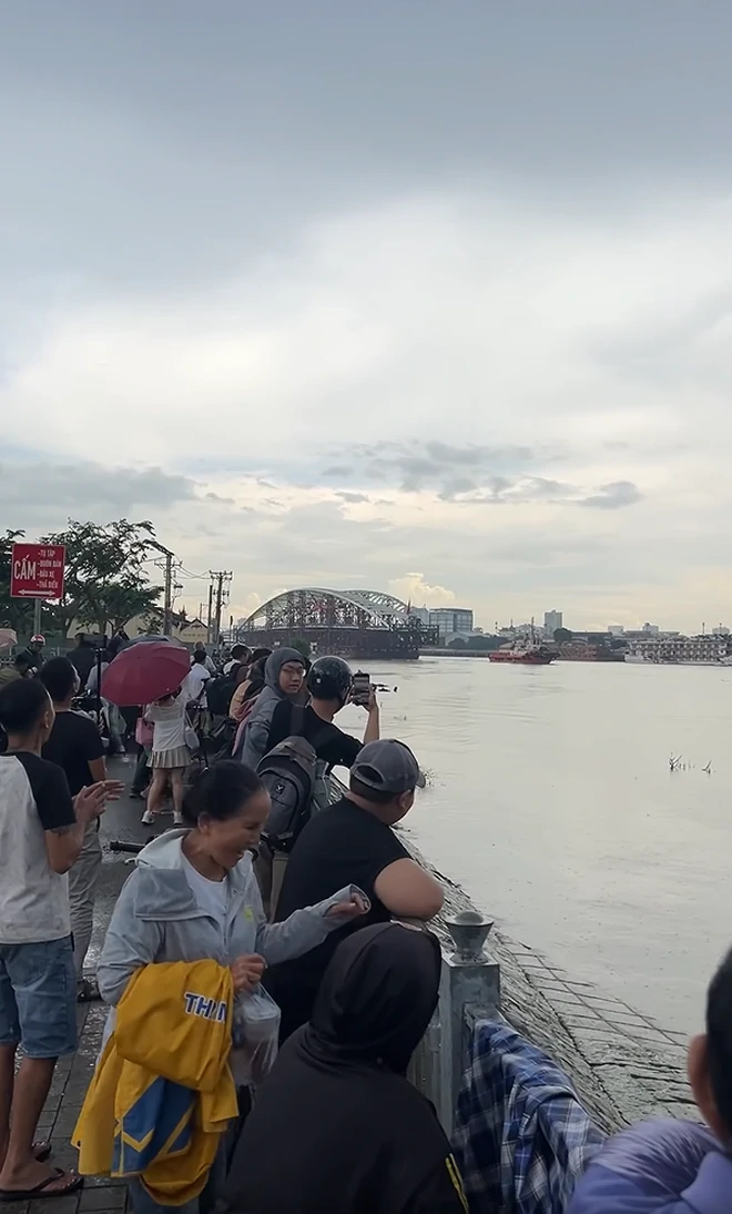 Siêu vòm thép nặng 3.400 tấn được lai dắt vượt biển thành công, cập bến trung tâm thành phố giàu nhất Việt Nam: Trải qua 2 ngày đi 124 km, tạo nên khoảnh khắc lịch sử khiến nhiều người hò reo - Ảnh 1.