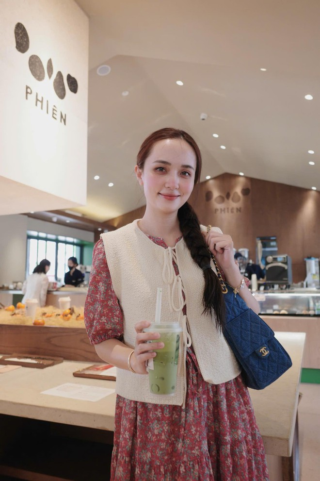 Việt Nam có 1 doanh nhân kín tiếng buôn ô tô, xe máy… mê bóng đá, là bố vợ 2 tuyển thủ quốc gia, con gái bán hàng online kiếm tiền tỷ mỗi tháng - Ảnh 10.
