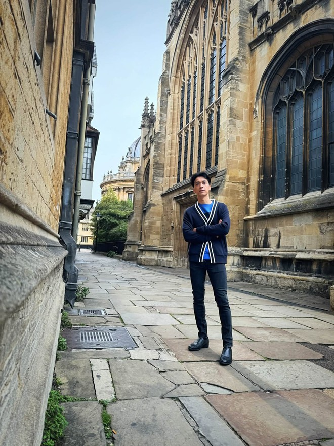 Chủ tịch ACB Trần Hùng Huy “khoe” đi học tại Oxford, doanh nhân Cường Đô La liền bình luận 1 câu - Ảnh 2.