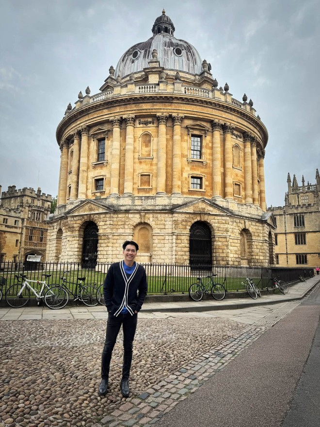 Chủ tịch ACB Trần Hùng Huy “khoe” đi học tại Oxford, doanh nhân Cường Đô La liền bình luận 1 câu - Ảnh 1.
